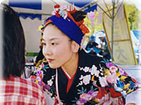 旭区民まつりでフェイスペインティング中のデコちゃん（着物Ver.)