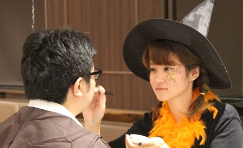 ハロウィンフェイスペインティング企業パーティの画像