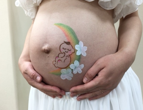 スタジオアリス／マタニティペイントセミナー　ペイント画像　赤ちゃんと虹とお花